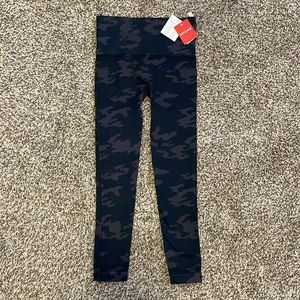 NWT-Spanx Black Camo “Look at me now” leggings XS/TP
